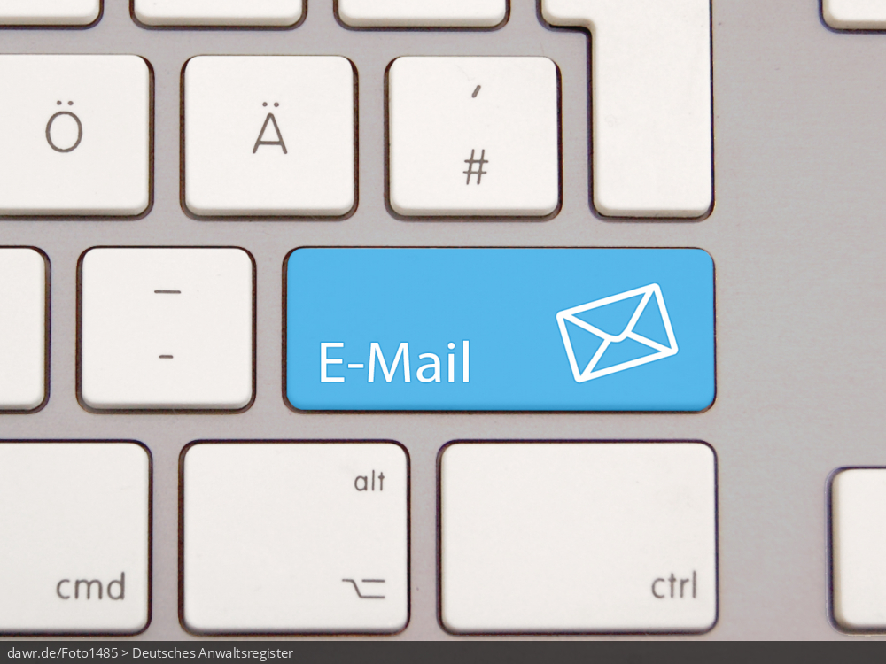 Dieses Foto zeigt eine moderne Tastatur mit einer speziellen, hellblauen Taste. Auf dieser Taste ist ein Briefumschlag und der Schriftzug „E-Mail“ aufgedruckt. Diese Grafik eignet sich gut als symbolische Darstellung für alle Themen in Zusammenhang mit elektronischer Post, speziell des Senden und Empfangen von E-Mails.