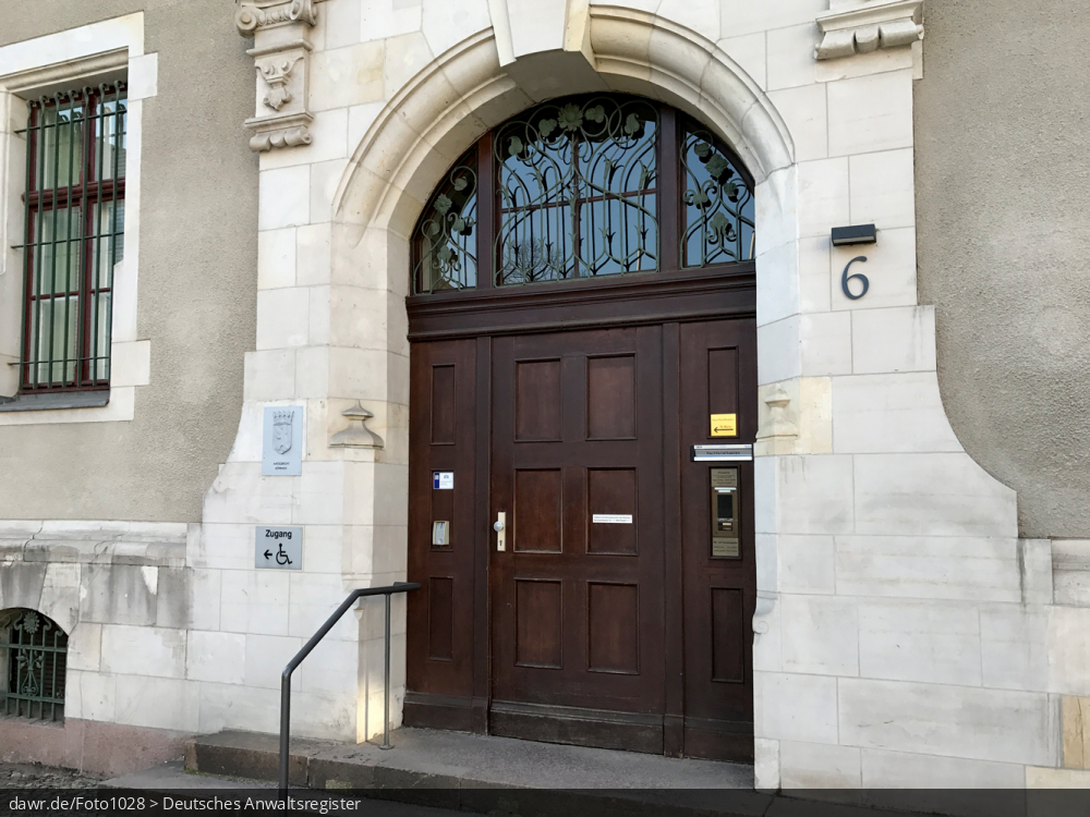 Dieses Foto zeigt den Eingang zum Amtsgericht Köpenick im Berliner Bezirk Treptow-Köpenick.