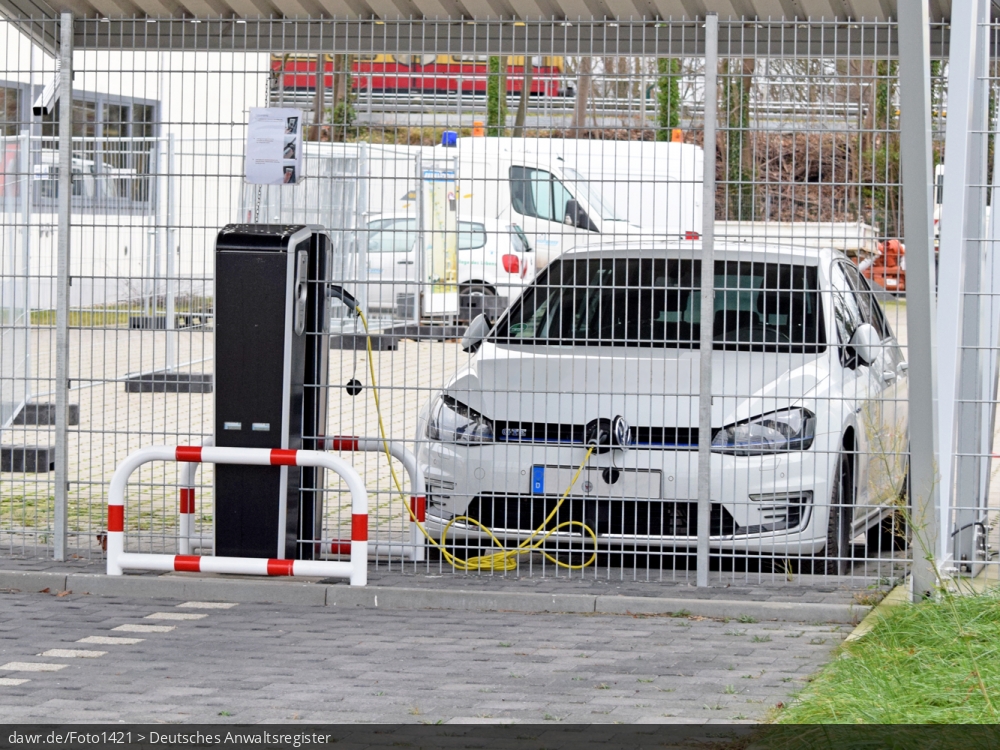 Dieses Foto zeigt eine Ladestation für Elektrofahrzeuge auf dem Gelände eines Stadtwerkes, wie sie in vielen Städten errichtet werden. Zum Zeitpunkt der Aufnahme wird gerade ein Elektro-Auto an dieser Station geladen. Dieses Bild eignet sich gut als symbolische Darstellung für alle Themen rund um die Elektromobilität.