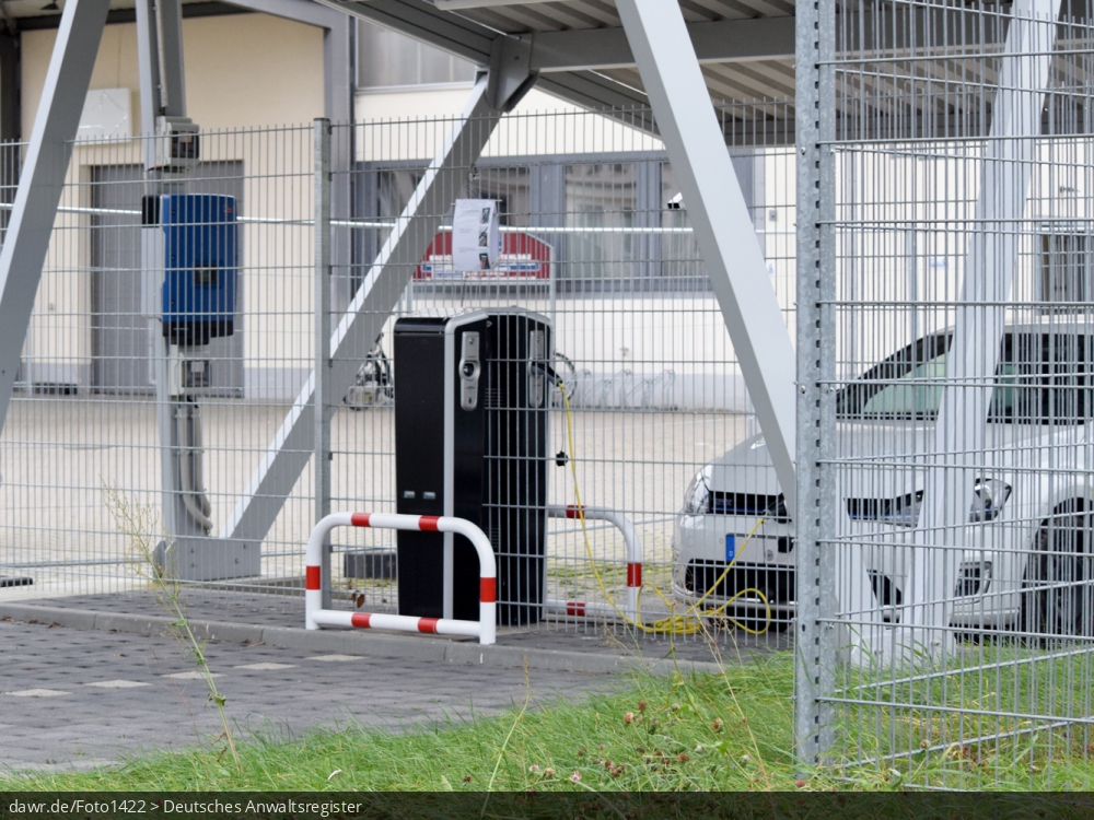 Dieses Foto zeigt eine Ladestation für Elektrofahrzeuge auf dem Gelände eines Stadtwerkes, wie sie in vielen Städten errichtet werden. Zum Zeitpunkt der Aufnahme wird gerade ein Elektro-Auto an dieser Station geladen. Dieses Bild eignet sich gut als symbolische Darstellung für alle Themen rund um die Elektromobilität.