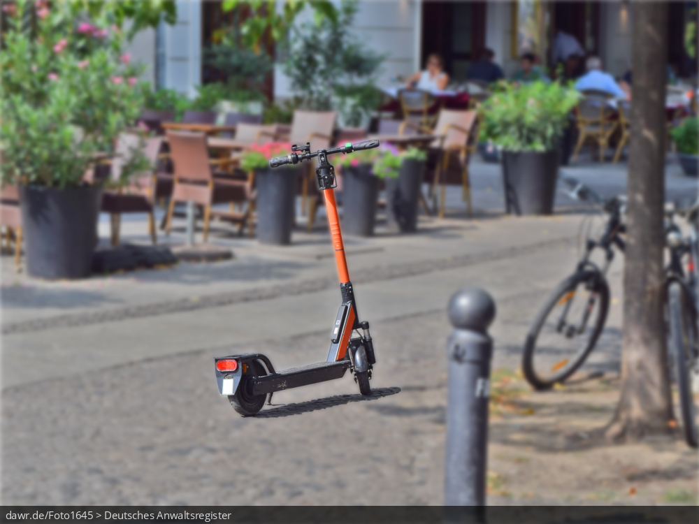 Dieses Foto zeigt einen Elektroroller, besser einen Tretroller mit rein elektrischem Antrieb. Elektroroller beginnen sich im Großstädten als umweltfreundliche Alternative für kurze Strecken zu etablieren, wobei viele Roller von Firmen zur Kurzzeitmiete angeboten werden. Dieses Bild eignet sich gut als symbolische Darstellung für Themen, wie umweltfreundliche Alternativen im Straßenverkehr, Umweltschutz, Luftverbesserung usw..