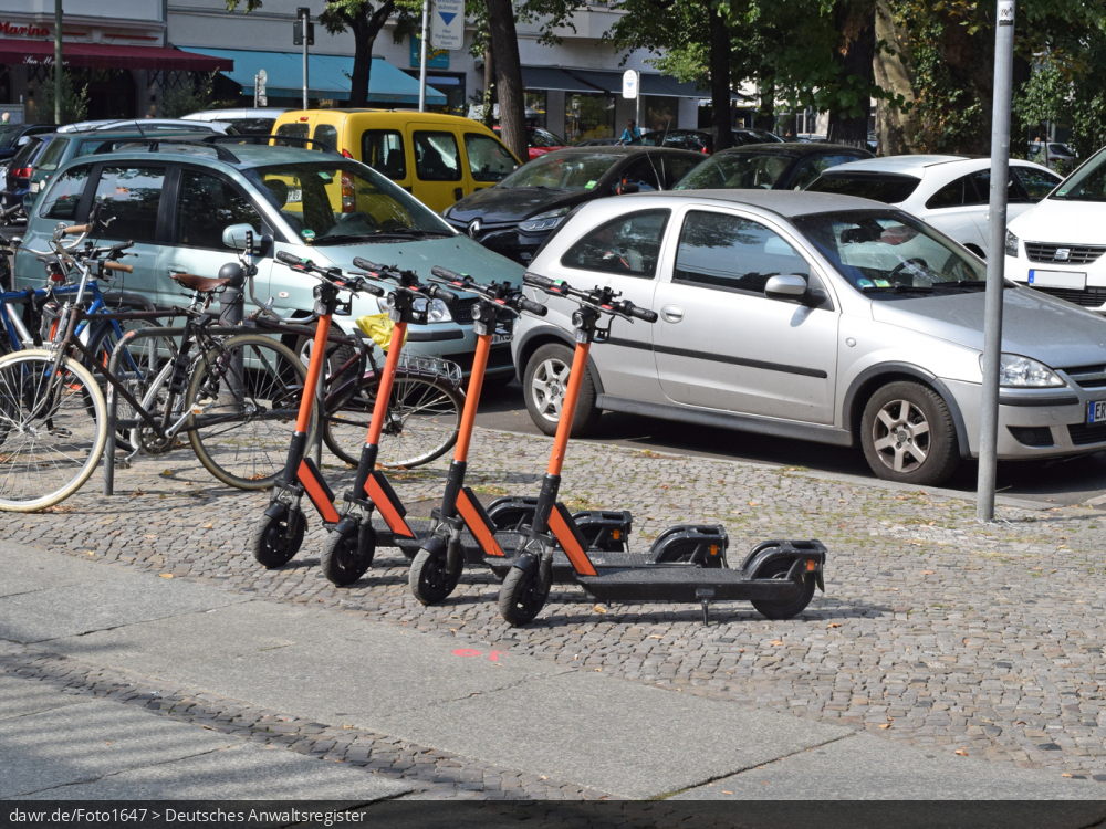 Dieses Foto zeigt mehrere Elektroroller, besser einen Tretroller mit rein elektrischem Antrieb. Elektroroller beginnen sich im Großstädten als umweltfreundliche Alternative für kurze Strecken zu etablieren, wobei viele Roller von Firmen zur Kurzzeitmiete angeboten werden. Dieses Bild eignet sich gut als symbolische Darstellung für Themen, wie umweltfreundliche Alternativen im Straßenverkehr, Umweltschutz, Luftverbesserung usw..