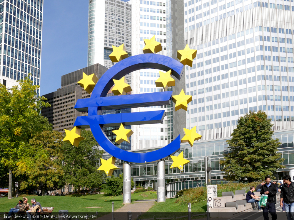 Das Foto zeigt eine der beiden von Ottmar Hörl entworfenen Euro-Skulpturen. Bei diesem Kunstwerk handelt es sich um eine plastische Leuchtreklame mit Eurozeichen und Sternen, welche am Willy-Brandt-Platz in Frankfurt am Main aufgestellt wurde, dem früheren Sitz der Europäischen Zentralbank EZB. Dieses Bild ist als symbolische Darstellung für Themen rund um den Euro sehr geeignet.