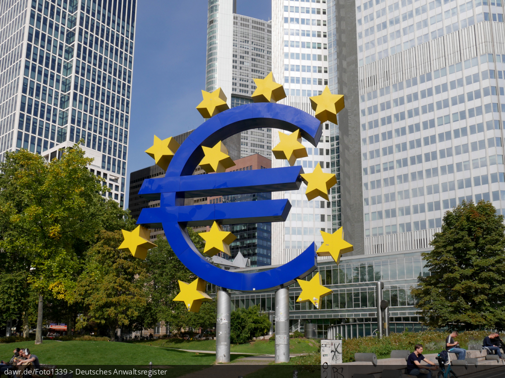 Das Foto zeigt eine der beiden von Ottmar Hörl entworfenen Euro-Skulpturen. Bei diesem Kunstwerk handelt es sich um eine plastische Leuchtreklame mit Eurozeichen und Sternen, welche am Willy-Brandt-Platz in Frankfurt am Main aufgestellt wurde, dem früheren Sitz der Europäischen Zentralbank EZB. Dieses Bild ist als symbolische Darstellung für Themen rund um den Euro sehr geeignet.