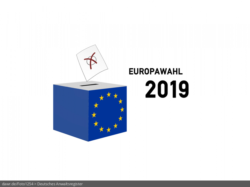 Diese Grafik zeigt die Zeichnung einer Wahlurne, welche im blau der Europäischen Union gefärbt und mit dem passenden Wappen dekoriert wurde. Über der Box schwebt ein angedeuteter Wahlzettel, welcher mit einem symbolisch angekreuzten Feld, wie es auf Wahlscheinen benutzt wird, ergänzt wurde. Daneben steht der Schriftzug „Europawahl 2019“. Eine solche Grafik eignet sich gut als symbolische Darstellung für die Europawahl im Frühjahr 2019.