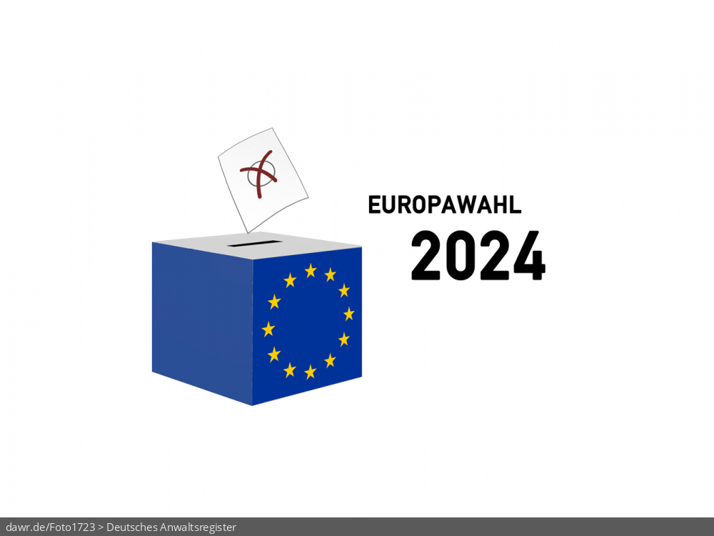 Diese Grafik zeigt die Zeichnung einer Wahlurne, welche im blau der Europäischen Union gefärbt und mit dem passenden Wappen dekoriert wurde. Über der Box schwebt ein angedeuteter Wahlzettel, welcher mit einem symbolisch angekreuzten Feld, wie es auf Wahlscheinen benutzt wird, ergänzt wurde. Daneben steht der Schriftzug „Europawahl 2024“. Eine solche Grafik eignet sich gut als symbolische Darstellung für die Europawahl im Frühjahr 2024.