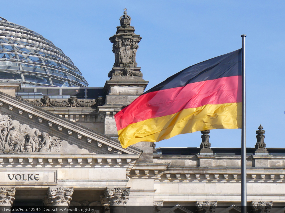 Dieses Foto zeigt die deutsche Flagge, wie Sie vor dem
Reichstagsgebäude (auch Reichstag genannt) am Platz der Republik in Berlin gehisst wurde. Die Nationalfarben schwarz-rot-gold sind gut zu erkennen.