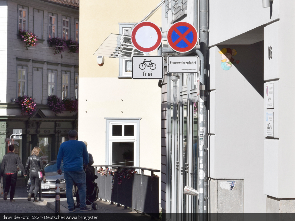 Dieses Foto zeigt eine kleine Straße in einer Stadt, welche nicht befahren werden darf. Fahrräder sind hiervon ausgenommen. Dies ist eine gängige Maßnahme, um vermehrt Bewohner in Städten zum Umsteigen vom Auto auf das Fahrrad zu bewegen. Dieses Bild eignet sich gut als symbolische Darstellung im Zusammenhang mit Förderung von Fahrrädern in Städten.