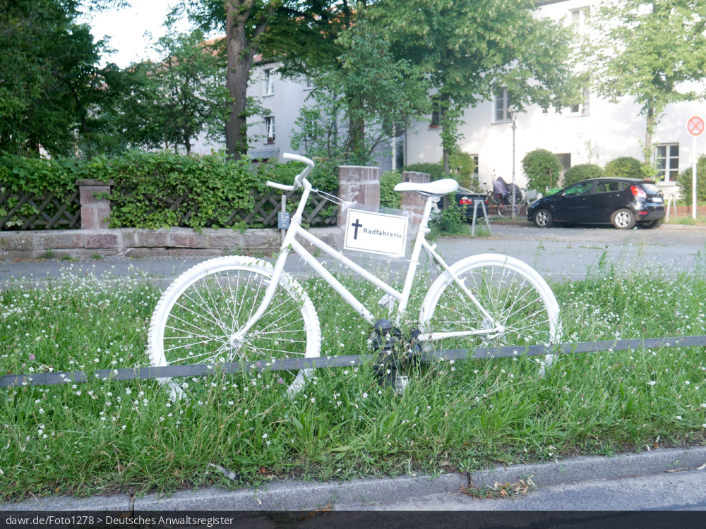 Dieses Foto zeigt ein weiß gestrichenes Fahrrad, welches als Mahnmal an eine tödlich verunglückte Radfahrerin erinnern soll. Dieses Bild eignet sich gut als symbolische Darstellung für die Themen Radfahrer, Verkehrsunfall und Verkehrstote.