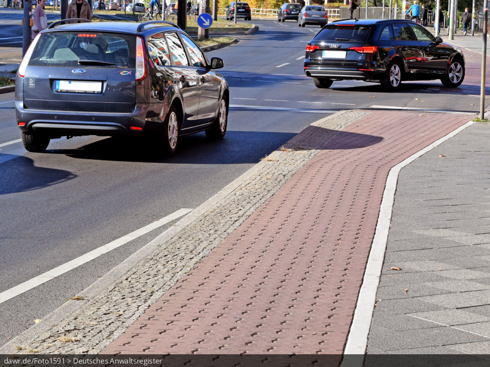 Dieses Foto zeigt einen Radweg in einer Großstadt. Radwege werden in der Regel mit einem anderen Belag als der meist direkt daneben liegende Fußweg gebaut. Solange sie mit dem blauen Verkehrsschild mit Fahrradsymbol markiert sind, ist die Nutzung des Radwegs obligatorisch. Dieses Bild ist gut als symbolhafte Darstellung für die Förderung der Fahrradnutzung in Städten geeignet.