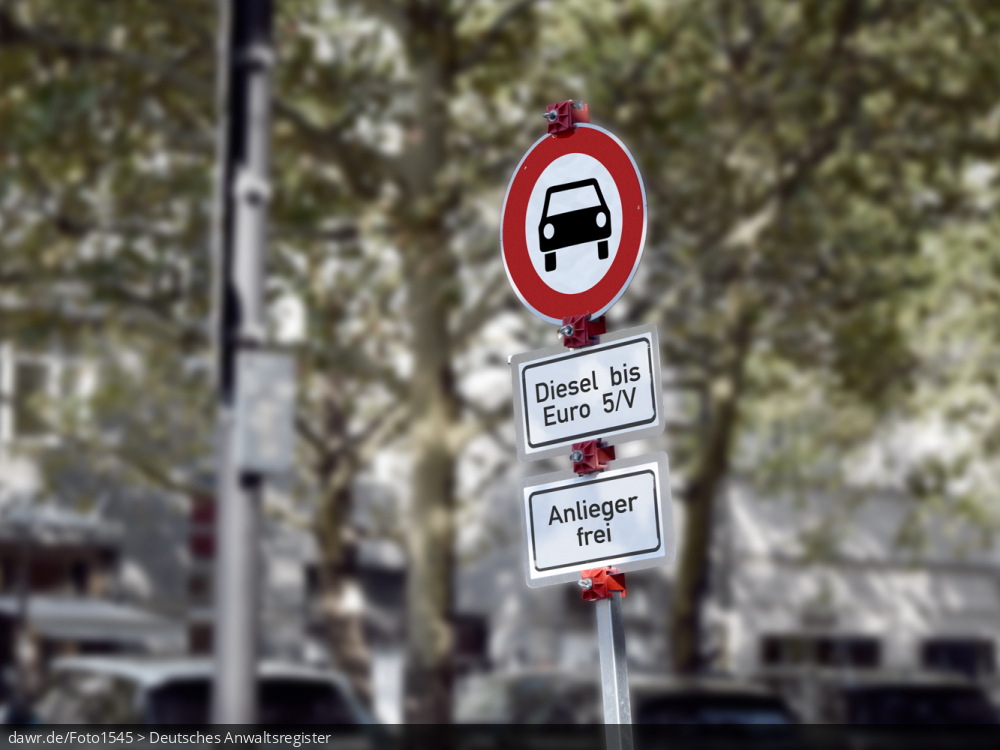 Dieses Foto zeigt eine typische Kombination von Verkehrszeichen, wie sie zur Umsetzung der Dieselfahrverbote in Deutschland genutzt werden. Aufgrund zu hoher Stickoxid-Werte verlangen immer mehr Gerichte die Einführung von Fahrverboten für ältere Dieselfahrzeuge in deutschen Städten, um die europäischen Grenzwerte einhalten zu können. Im Rahmen des VW-Abgasskandals ist publik geworden, das viele moderne Dieselfahrzeuge (oft mittels spezieller Software geschickt vertuscht) mehr Schadstoffe ausstoßen, als gesetzlich erlaubt ist. Dieses Bild eignet sich gut als Illustration zu allen dazu passenden Themen.