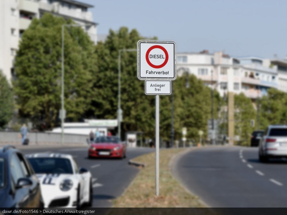 Dieses Foto zeigt eine fiktive Kombination von Verkehrszeichen, wie sie zur Umsetzung der Dieselfahrverbote in Deutschland genutzt werden. Aufgrund zu hoher Stickoxid-Werte verlangen immer mehr Gerichte die Einführung von Fahrverboten für ältere Dieselfahrzeuge in deutschen Städten, um die europäischen Grenzwerte einhalten zu können. Im Rahmen des VW-Abgasskandals ist publik geworden, das viele moderne Dieselfahrzeuge (oft mittels spezieller Software geschickt vertuscht) mehr Schadstoffe ausstoßen, als gesetzlich erlaubt ist. Dieses Bild eignet sich gut als Illustration zu allen dazu passenden Themen.