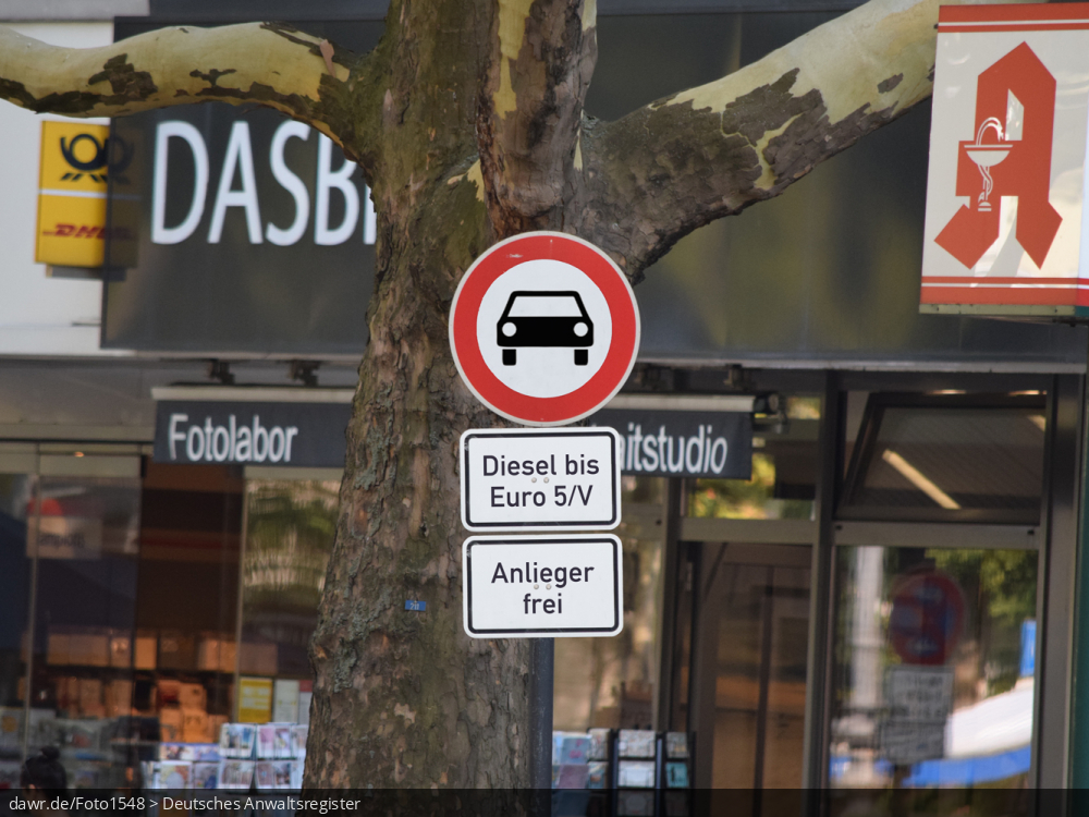 Dieses Foto zeigt eine typische Kombination von Verkehrszeichen, wie sie zur Umsetzung der Dieselfahrverbote in Deutschland genutzt werden. Aufgrund zu hoher Stickoxid-Werte verlangen immer mehr Gerichte die Einführung von Fahrverboten für ältere Dieselfahrzeuge in deutschen Städten, um die europäischen Grenzwerte einhalten zu können. Im Rahmen des VW-Abgasskandals ist publik geworden, das viele moderne Dieselfahrzeuge (oft mittels spezieller Software geschickt vertuscht) mehr Schadstoffe ausstoßen, als gesetzlich erlaubt ist. Dieses Bild eignet sich gut als Illustration zu allen dazu passenden Themen.