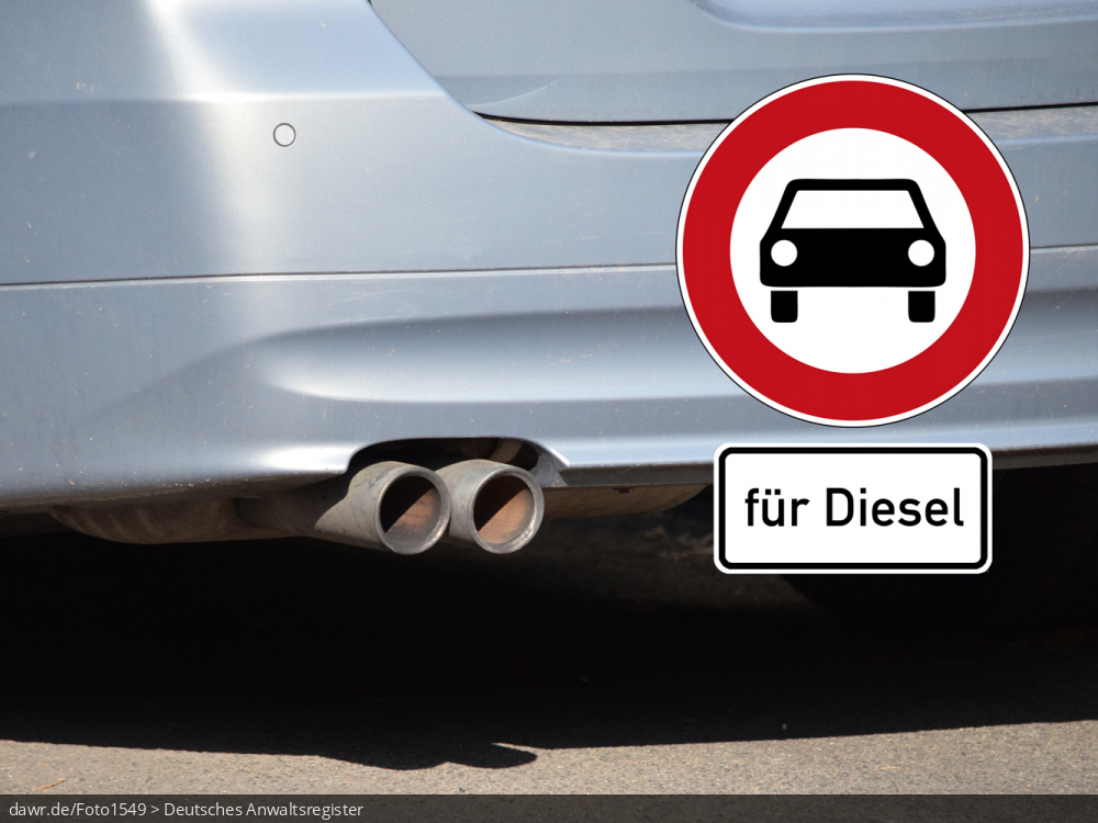 Dieses Foto zeigt den Auspuff eines PKWs und daneben eine typische Kombination von Verkehrszeichen, wie sie zur Umsetzung der Dieselfahrverbote in Deutschland genutzt werden. Aufgrund zu hoher Stickoxid-Werte verlangen immer mehr Gerichte die Einführung von Fahrverboten für ältere Dieselfahrzeuge in deutschen Städten, um die europäischen Grenzwerte einhalten zu können. Im Rahmen des VW-Abgasskandals ist publik geworden, das viele moderne Dieselfahrzeuge (oft mittels spezieller Software geschickt vertuscht) mehr Schadstoffe ausstoßen, als gesetzlich erlaubt ist. Dieses Bild eignet sich gut als Illustration zu allen dazu passenden Themen.