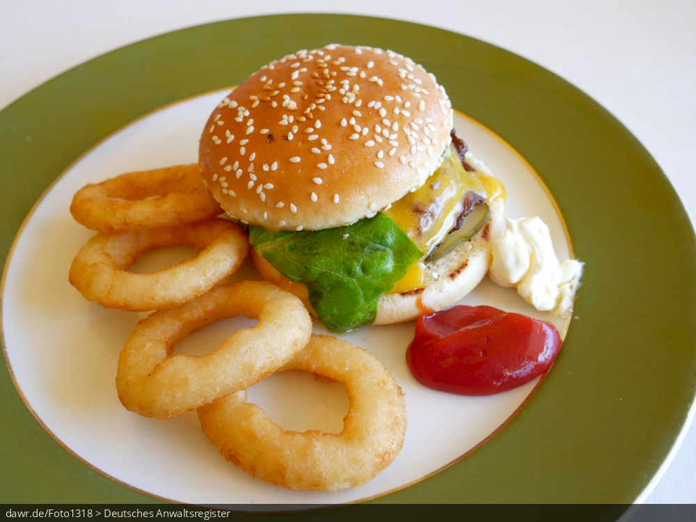 Dieses Foto zeigt ein typisches Fastfood-Gericht: einen Cheeseburger mit Zwiebelringen dazu Ketchup und Majonaise. Diese Abbildung ist gut als symbolische Darstellung für die Themen Fastfood und ungesunde Ernährung geeignet. Dieses Foto zeigt ein typisches Fastfood-Gericht: einen Cheeseburger mit Zwiebelringen dazu Ketchup und Majonaise. Diese Abbildung ist gut als symbolische Darstellung für die Themen Fastfood und ungesunde Ernährung geeignet.