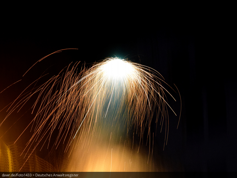 Dieses Foto zeigt einen brennenden Feuerwerkskörper in der Dunkelheit, wie sich wie er sich in die Luft erhebt. Dieses Bild eignet sich gut als symbolische Darstellung für die Themen Silvester und Feuerwerk.
