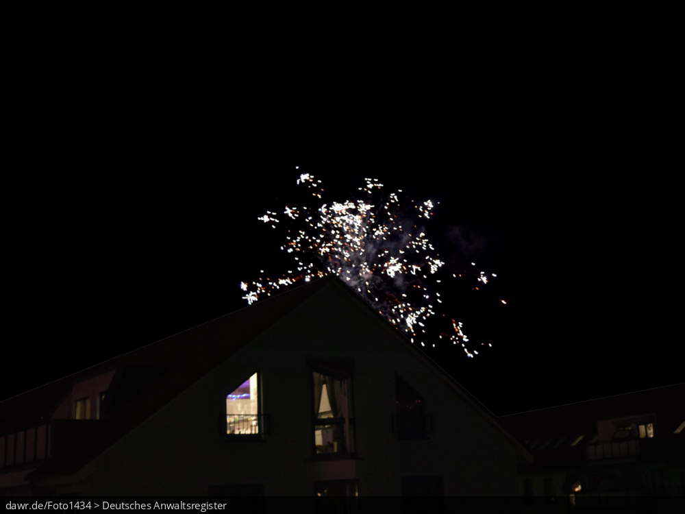 Dieses Foto zeigt eine explodierende Silvesterrakete in der Dunkelheit. Dieses Bild eignet sich gut als symbolische Darstellung für die Themen Silvester und Feuerwerk. Dieses Foto zeigt eine explodierende Silvesterrakete in der Dunkelheit. Dieses Bild eignet sich gut als symbolische Darstellung für die Themen Silvester und Feuerwerk.