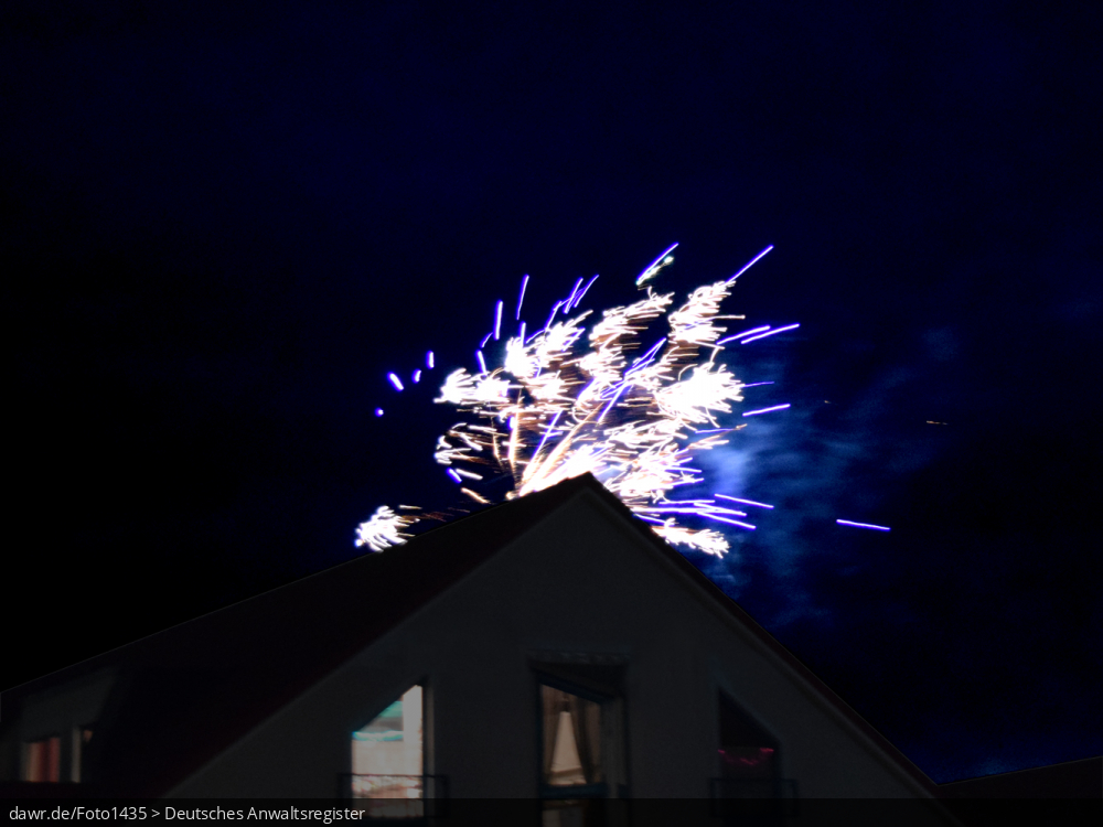 Dieses Foto zeigt eine explodierende Silvesterrakete in der Dunkelheit. Dieses Bild eignet sich gut als symbolische Darstellung für die Themen Silvester und Feuerwerk.