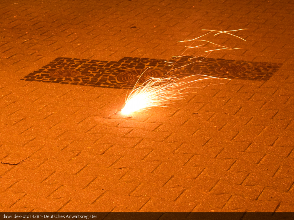 Dieses Foto zeigt eine explodierende Silvesterrakete in der Dunkelheit. Dieses Bild eignet sich gut als symbolische Darstellung für die Themen Silvester und Feuerwerk. Dieses Foto zeigt eine explodierende Silvesterrakete in der Dunkelheit. Dieses Bild eignet sich gut als symbolische Darstellung für die Themen Silvester und Feuerwerk.