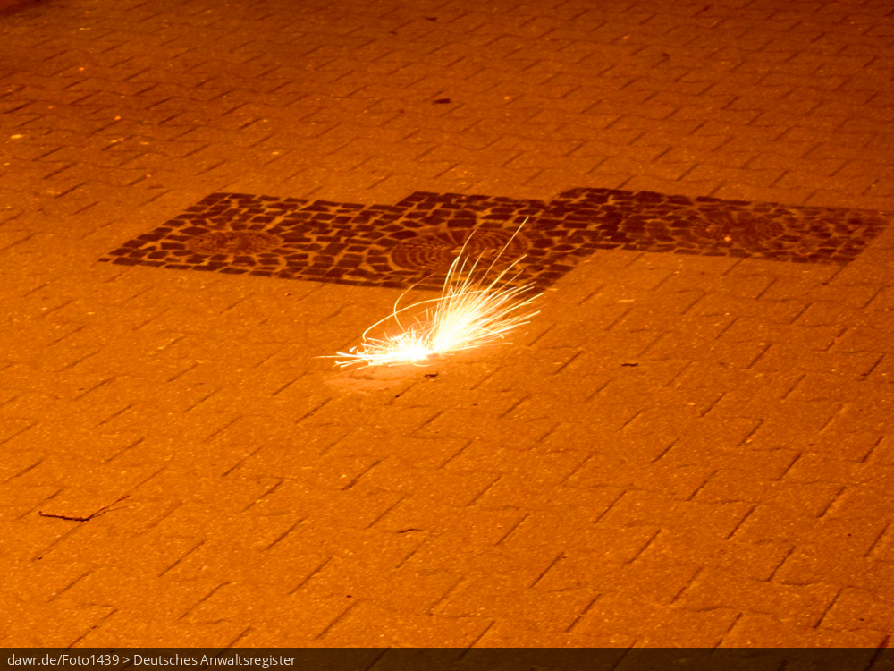 Dieses Foto zeigt einen sich drehenden Kreisel auf einem Pflasterweg, wie er zu Silvester als Feuerwerk gern genutzt wird. Dieses Bild eignet sich gut als symbolische Darstellung für die Themen Silvester und Feuerwerk.