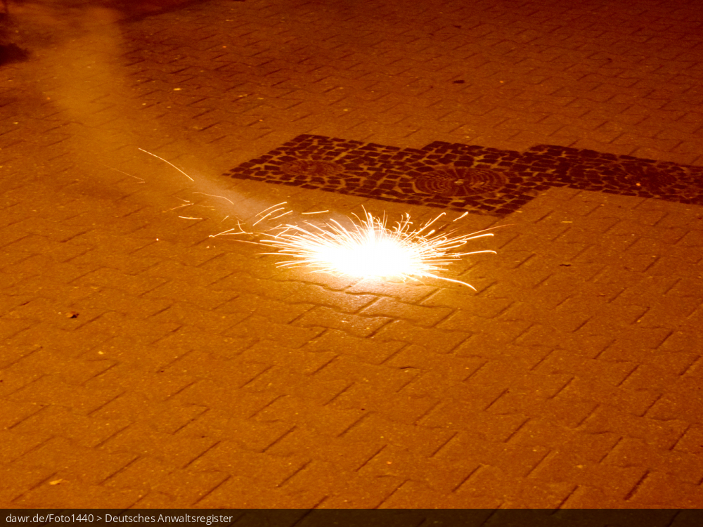 Dieses Foto zeigt einen sich drehenden Kreisel auf einem Pflasterweg, wie er zu Silvester als Feuerwerk gern genutzt wird. Dieses Bild eignet sich gut als symbolische Darstellung für die Themen Silvester und Feuerwerk.