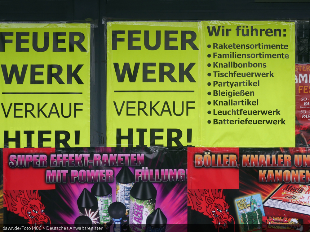 Dieses Foto zeigt ein leeres Ladenlokal des Außenfassade großflächig mit Werbung für den Verkauf von Feuerwerkskörper beklebt wurde. Da der Verkauf von Feuerwerk nur einige Tage vor Silvester erlaubt ist, wird für den Verkauf solcher Produkte oft auf leerstehende Ladenlokale zurück gegriffen. Dieses Bild eignet sich gut als symbolische Darstellung für die Thema Silvester oder Feuerwerk im Allgemeinen.