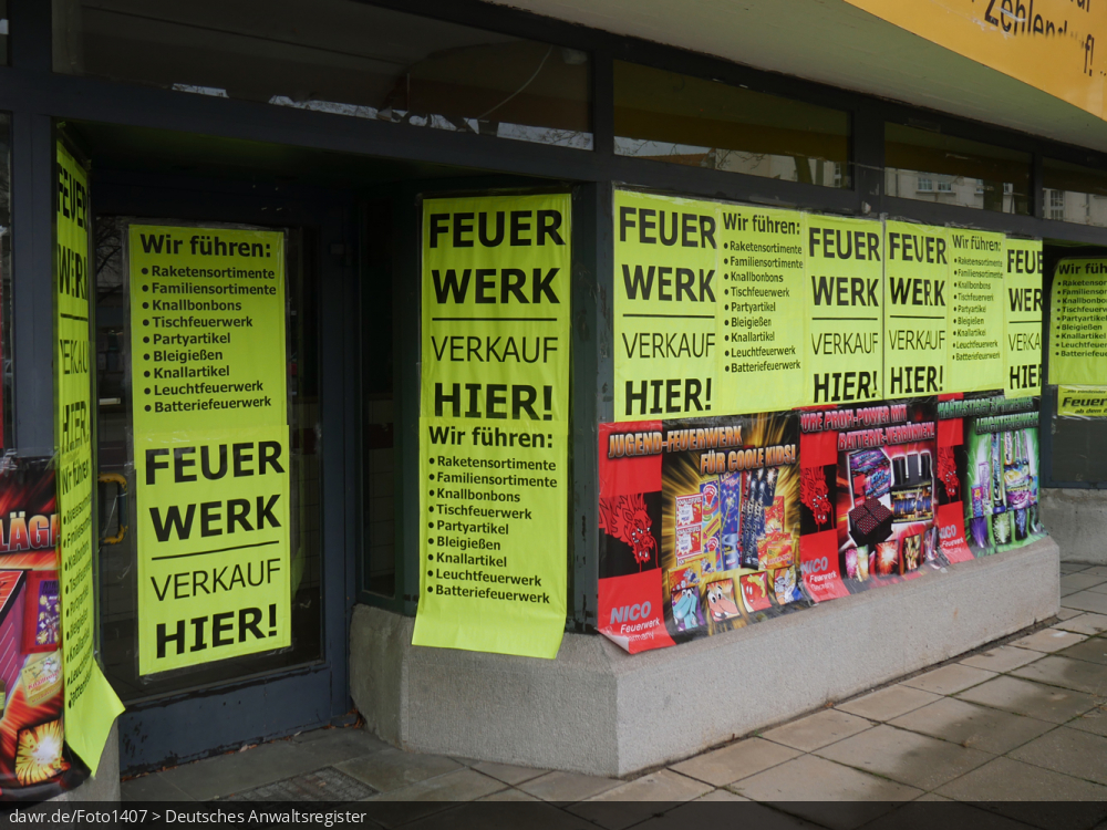 Dieses Foto zeigt ein leeres Ladenlokal des Außenfassade großflächig mit Werbung für den Verkauf von Feuerwerkskörper beklebt wurde. Da der Verkauf von Feuerwerk nur einige Tage vor Silvester erlaubt ist, wird für den Verkauf solcher Produkte oft auf leerstehende Ladenlokale zurück gegriffen. Dieses Bild eignet sich gut als symbolische Darstellung für die Thema Silvester oder Feuerwerk im Allgemeinen.