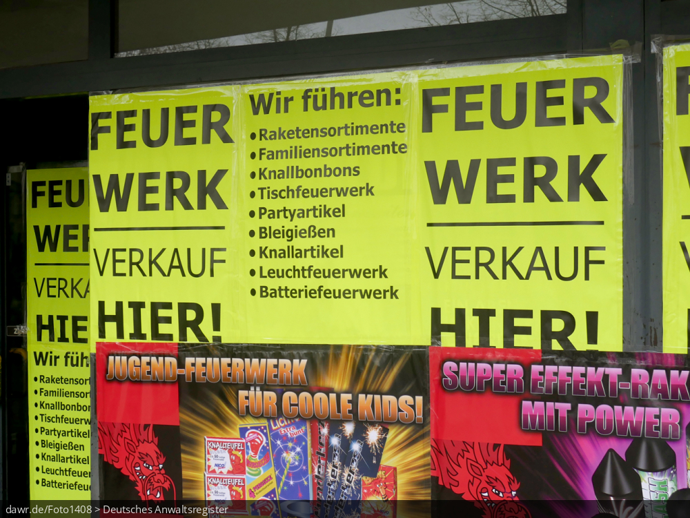 Dieses Foto zeigt ein leeres Ladenlokal des Außenfassade großflächig mit Werbung für den Verkauf von Feuerwerkskörper beklebt wurde. Da der Verkauf von Feuerwerk nur einige Tage vor Silvester erlaubt ist, wird für den Verkauf solcher Produkte oft auf leerstehende Ladenlokale zurück gegriffen. Dieses Bild eignet sich gut als symbolische Darstellung für die Thema Silvester oder Feuerwerk im Allgemeinen.