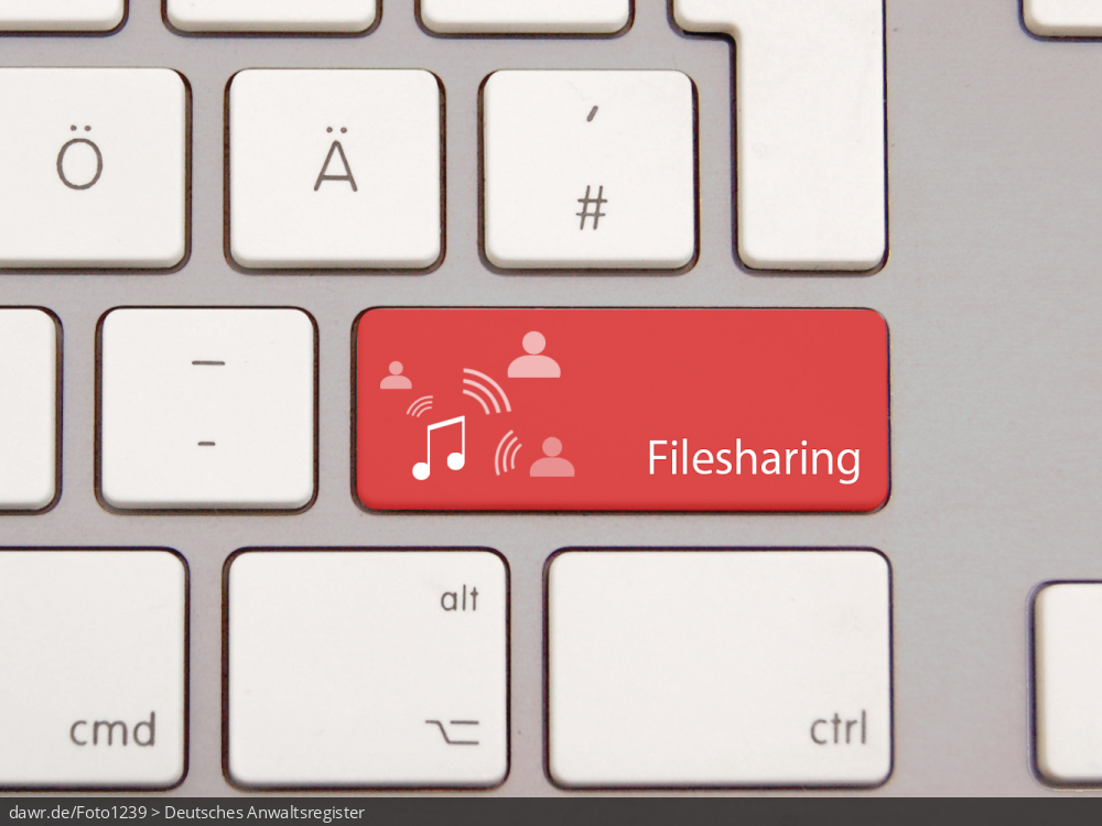 Dieses Foto zeigt eine moderne Tastatur mit einer speziellen, roten Taste. Auf dieser Taste ist eine Note und der Schriftzug „Filesharing“ aufgedruckt. Von der Note bewegen sich mehrere Schallwellen auf verschiedenen stilisierten Personen zu. Dieses Bild eignet sich gut als symbolische Darstellung für das Thema Filesharing und seine rechtlichen Konsequenzen.