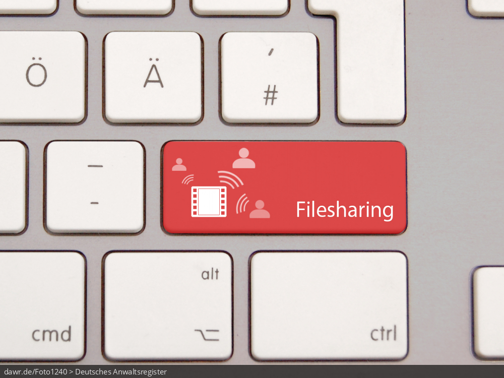 Dieses Foto zeigt eine moderne Tastatur mit einer speziellen, roten Taste. Auf dieser Taste ist ein stilisierter Filmstreifen und der Schriftzug „Filesharing“ aufgedruckt. Vom Filmstreifen bewegen sich mehrere Schallwellen auf verschiedenen stilisierten Personen zu. Dieses Bild eignet sich gut als symbolische Darstellung für das Thema Filesharing und seine rechtlichen Konsequenzen.
