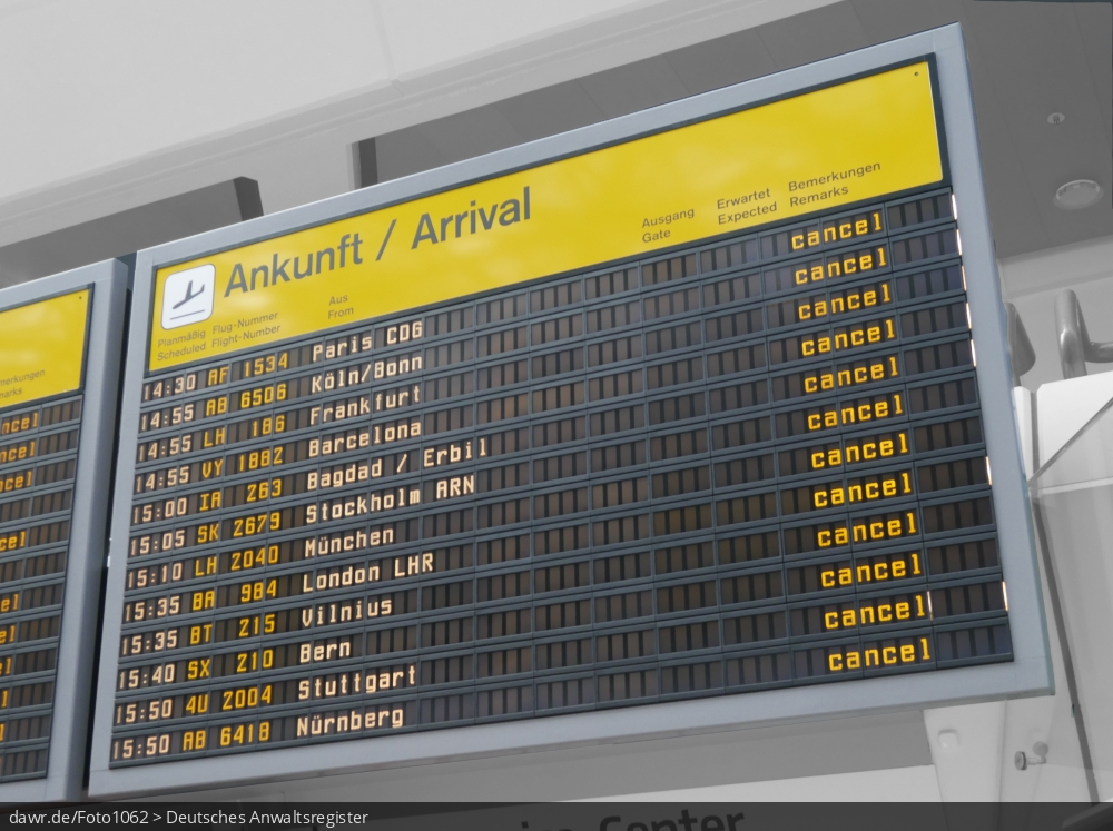 Dieses Foto zeigt die Abflugtafel im Flughafen Berlin-Tegel. Da diese Aufnahme während eines Streiks des Bodenpersonals aufgenommen wurde, sind praktisch alle Flüge gestrichen worden.