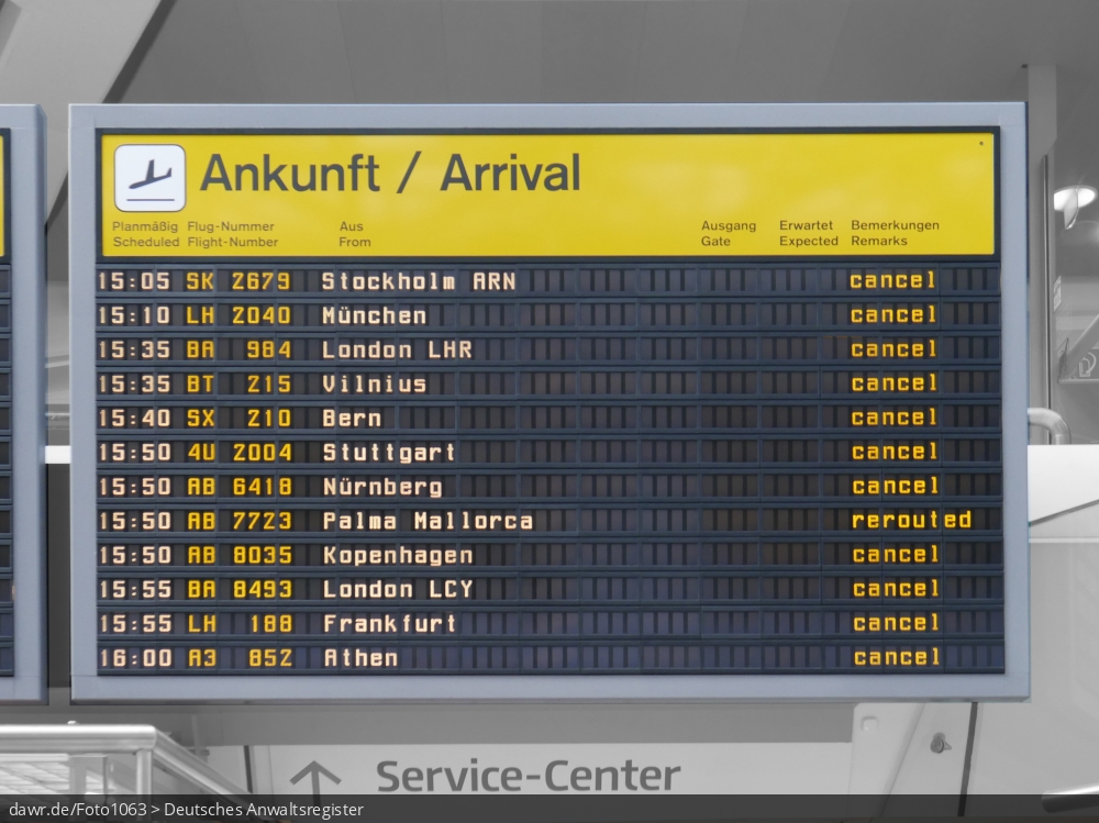 Dieses Foto zeigt die Abflugtafel im Flughafen Berlin-Tegel. Da diese Aufnahme während eines Streiks des Bodenpersonals aufgenommen wurde, sind praktisch alle Flüge gestrichen worden.