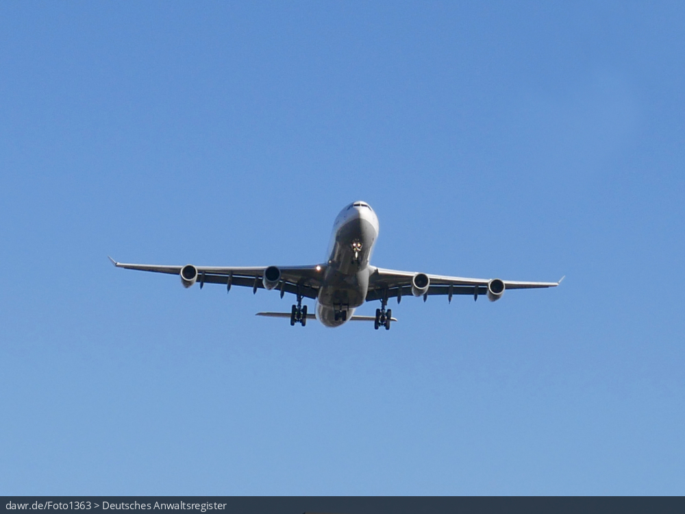 Dieses Foto zeigt ein Flugzeug im Landeanflug vor strahlend blauem Himmel. Dieses Bild eignet sich gut als symbolische Darstellung für die Themen Flugverkehr und Flugreisen.