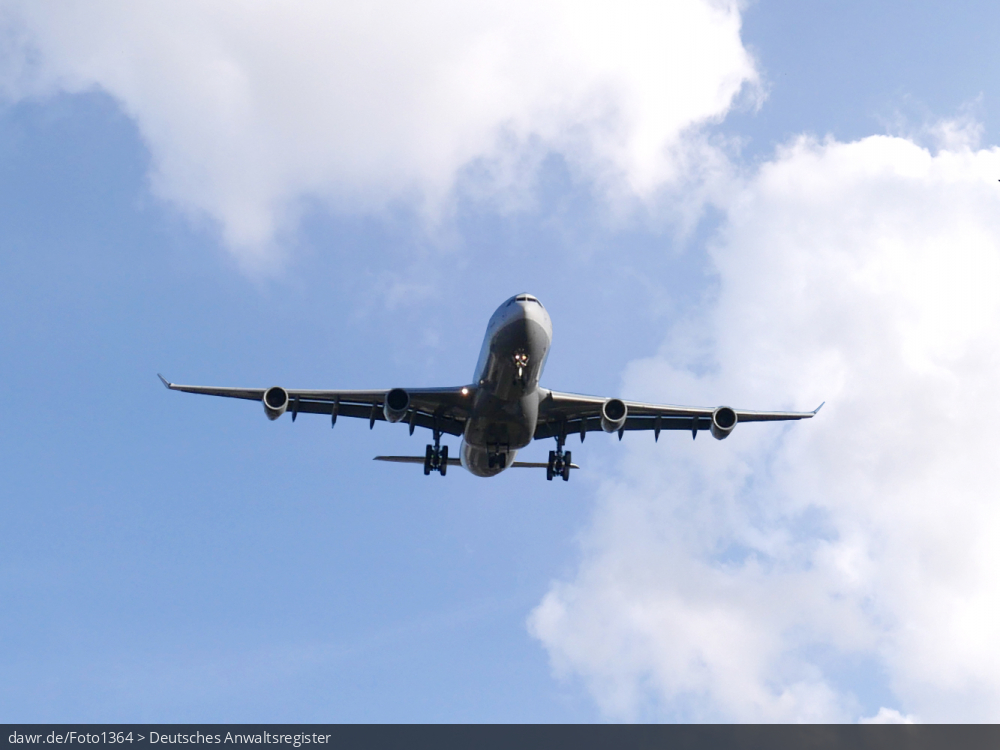 Dieses Foto zeigt ein Flugzeug im Landeanflug vor bewölktem Himmel. Dieses Bild eignet sich gut als symbolische Darstellung für die Themen Flugverkehr und Flugreisen.