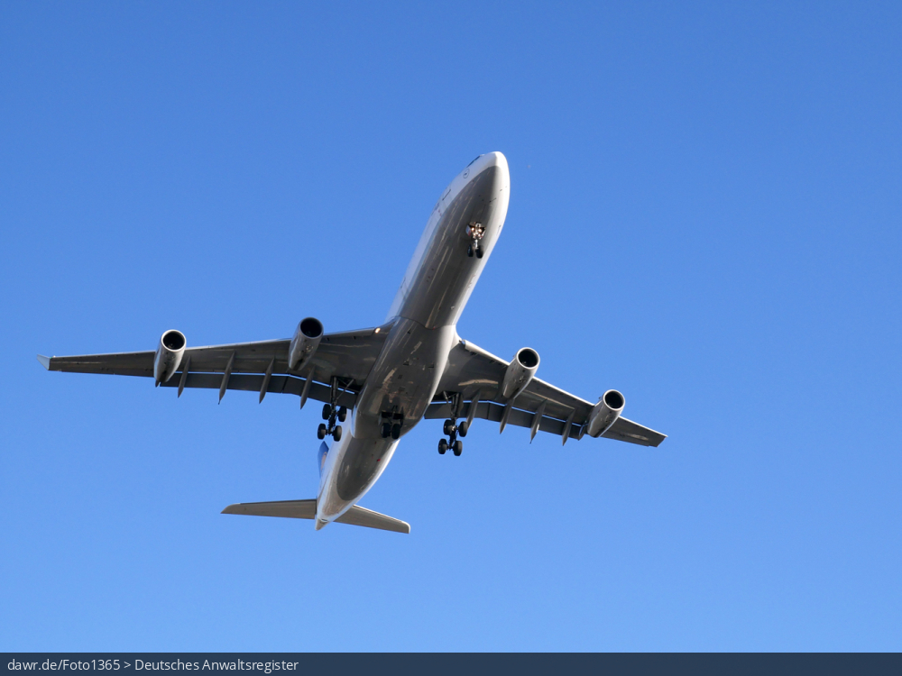 Dieses Foto zeigt ein Flugzeug im Landeanflug vor strahlend blauem Himmel. Dieses Bild eignet sich gut als symbolische Darstellung für die Themen Flugverkehr und Flugreisen.