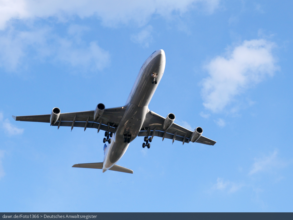 Dieses Foto zeigt ein Flugzeug im Landeanflug vor leicht bewölktem Himmel. Dieses Bild eignet sich gut als symbolische Darstellung für die Themen Flugverkehr und Flugreisen.
