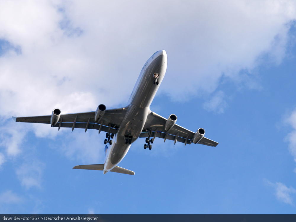 Dieses Foto zeigt ein Flugzeug im Landeanflug vor bewölktem Himmel. Dieses Bild eignet sich gut als symbolische Darstellung für die Themen Flugverkehr und Flugreisen.