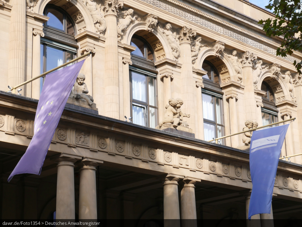 Dieses Foto zeigt das Gebäude der Frankfurter Wertpapierbörse (FWB) am Börsenplatz 4 aus dem Jahre 1879. Die Börse Frankfurt (MIC Code XFRA) ist ein börslicher Handelsplatz der Frankfurter Wertpapierbörse (FWB) und die Größte der sieben regionalen Wertpapierbörsen in Deutschland. Dieses Foto zeigt das Gebäude der Frankfurter Wertpapierbörse (FWB) am Börsenplatz 4 aus dem Jahre 1879. Die Börse Frankfurt (MIC Code XFRA) ist ein börslicher Handelsplatz der Frankfurter Wertpapierbörse (FWB) und die Größte der sieben regionalen Wertpapierbörsen in Deutschland.
