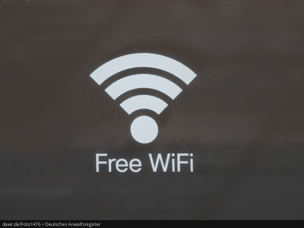 Dieses Foto zeigt einen Aufkleber auf einer Fensterscheibe eines Geschäfts, der auf die Verfügbarkeit eines freien W-LANs hinweist. Dieses Bild eignet sich gut als symbolische Darstellung für die Themen Internet bzw. W-LAN (WiFi) und speziell freies W-LAN.