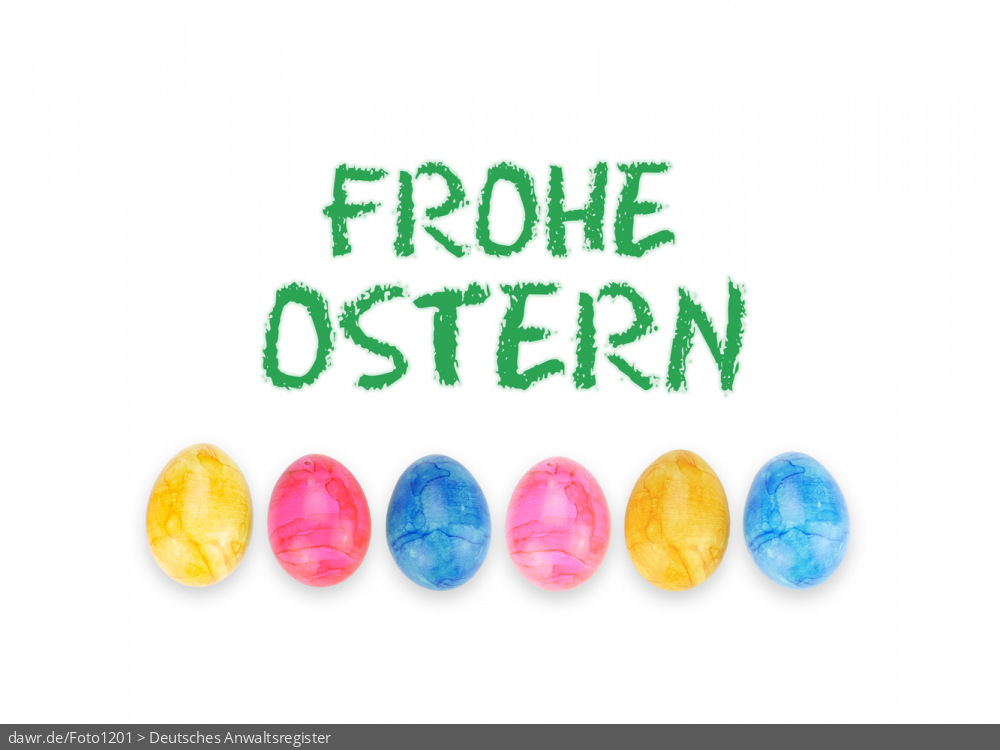 Dieses Foto zeigt sechs bunte Ostereier, die in einer Reihe auf einer weißen Fläche liegen. Darüber sieht man den Schriftzug „Frohe Ostern“. Eine solches Bild eignet sich gut als symbolische Darstellung für das Osterfest.