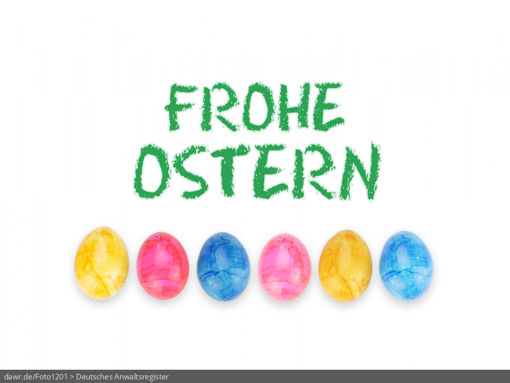 Dieses Foto zeigt sechs bunte Ostereier, die in einer Reihe auf einer weißen Fläche liegen. Darüber sieht man den Schriftzug „Frohe Ostern“. Eine solches Bild eignet sich gut als symbolische Darstellung für das Osterfest.