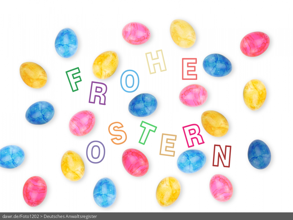 Diese Grafik zeigt viele bunte Ostereier, die auf einer weißen Fläche verteilt liegen. Zwischen den Eiern sind die Buchstaben für den Schriftzug „Frohe Ostern“ zu sehen. Eine solches Bild eignet sich gut als symbolische Darstellung für das Osterfest.