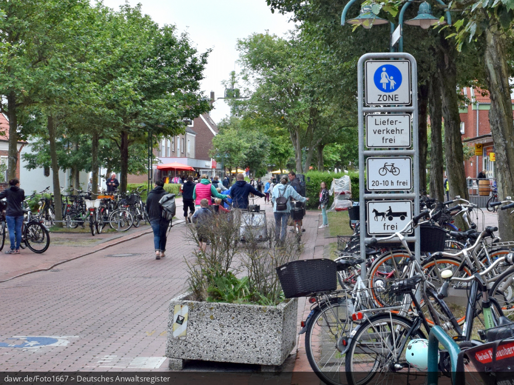Dieses Foto zeigt den Eingang einer Fußgängerzone, mit der passenden Beschilderung, sowie einem tageszeitabhängigem Fahrverbot für Fahrräder. Mit diesem Bild liegt Ihnen eine sehr passende Illustration für alle rechtlichen Fragen bez. Fußgängerzonen mit ihren Fahrverboten für diverse Fahrzeugarten.