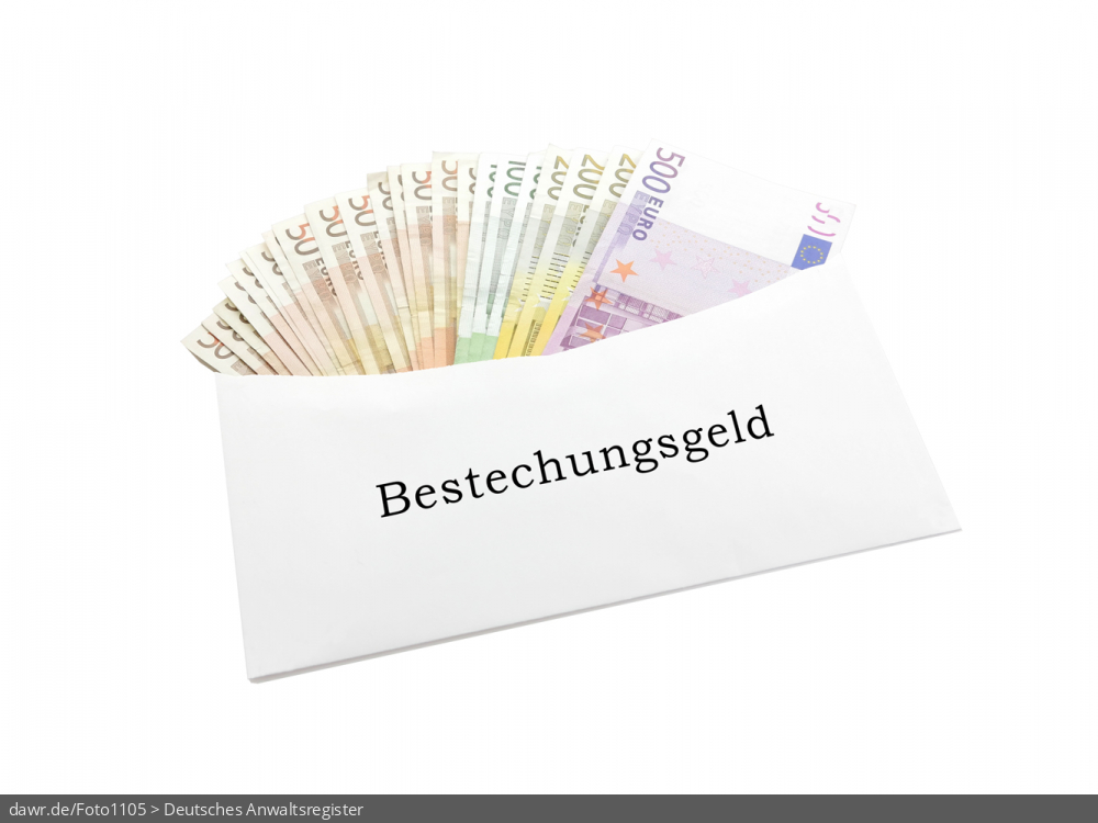 Dieses Foto zeigt einen Briefumschlag, der mit den vielen verschiedenen Banknoten aus dem Euroraum gefüllt ist. Auf dem Umschlag ist „Bestechnungsgeld“ zu lesen. Auch wenn Bestechungsgelder in der Regel nur im Film im Briefumschlag übergeben werden, eignet sich dieses Foto gut als symbolische Darstellung für das Themen Bestechung und Korruption.
