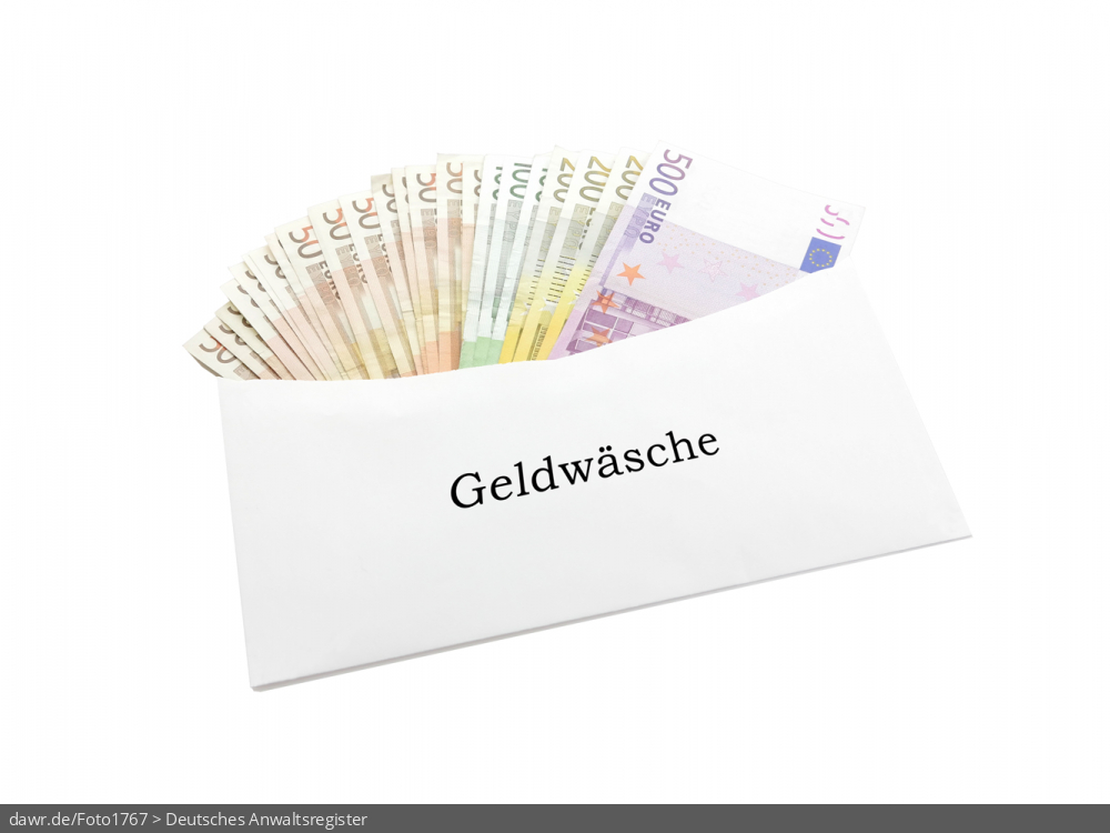 Dieses Foto zeigt einen Briefumschlag, der mit den vielen verschiedenen Banknoten aus dem Euroraum gefüllt ist. Auf dem Umschlag ist „Geldwäsche“ zu lesen. Dieses Foto eignet sich so gut als symbolische Darstellung für das Thema Geldwäsche, sprich die Verschleierung von Geldströmen.