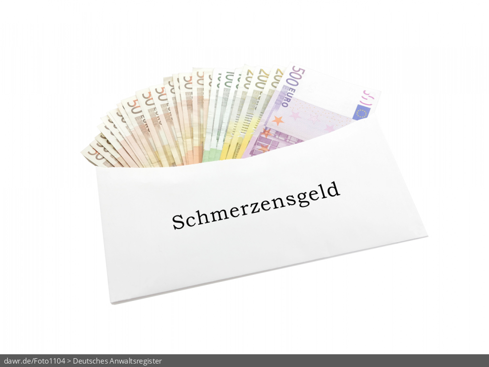 Dieses Foto zeigt einen Briefumschlag, der mit den vielen verschiedenen Banknoten aus dem Euroraum gefüllt ist. Auf dem Umschlag ist „Schmerzensgeld“ zu lesen. Auch wenn Schmerzensgeld in der Regel nicht per Briefumschlag übergeben werden, eignet sich dieses Foto gut als symbolische Darstellung für das Thema Schmerzensgeld.