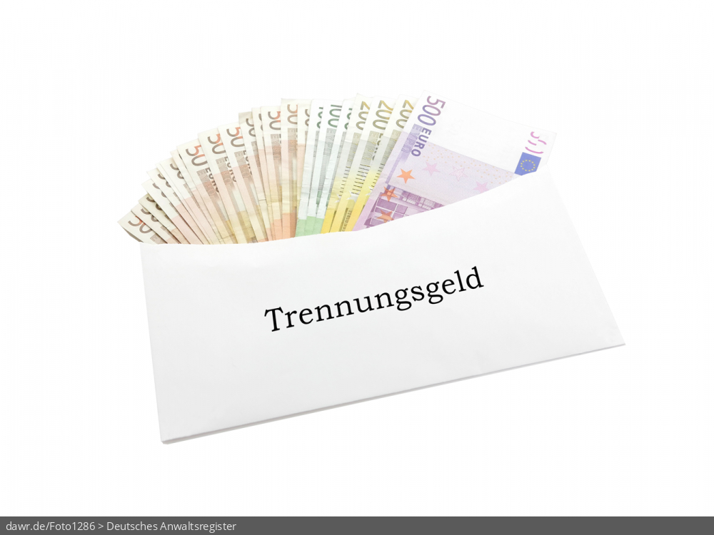 Dieses Foto zeigt einen Briefumschlag, der mit den vielen verschiedenen Banknoten aus dem Euroraum gefüllt ist. Auf dem Umschlag ist „Trennungsgeld“ zu lesen. Als symbolische Darstellung für das Thema Trennungsunterhalt vor dem Wirksamwerden einer Scheidung eignet sich dieses Bild gut, genauso wie für das Thema Trennungsgeld, welches ein Dienstherr für weit entfernt eingesetzte Mitarbeiter zahlen muss.