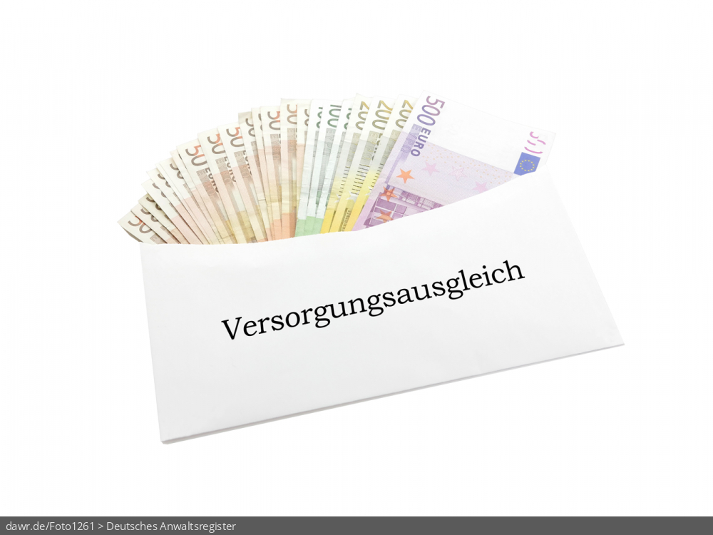 Dieses Foto zeigt einen Briefumschlag, der mit den vielen verschiedenen Banknoten aus dem Euroraum gefüllt ist. Auf dem Umschlag ist „Versorgungsausgleich“ zu lesen. Als symbolische Darstellung für das Thema Versorgungsausgleich bei einer Scheidung eignet sich dieses Bild gut.