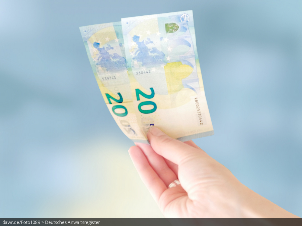 Dieses Foto zeigt eine Hand, die zwei Banknoten hochhält. Die 20-Euro-Scheine sind beide mit Ihrer Rückseite dargestellt und werden vor einem blauen (stark unscharfem) Hintergrund gezeigt. Das Foto eignet sich gut zur Darstellung einer Geldstrafe, Verzugspauschale oder Ähnlichem in Höhe von 40 EUR.