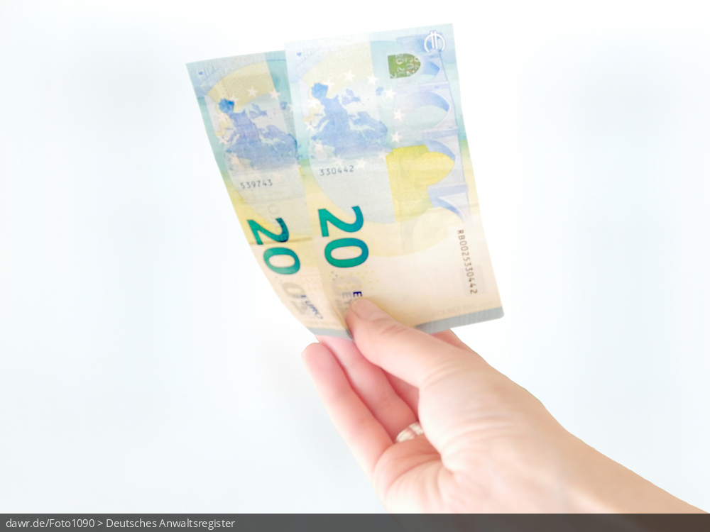 Dieses Foto zeigt eine Hand, die zwei Banknoten hochhält. Die 20-Euro-Scheine sind beide mit Ihrer Rückseite dargestellt und werden vor einem weißen (stark unscharfem) Hintergrund gezeigt. Das Foto eignet sich gut zur Darstellung einer Geldstrafe, Verzugspauschale oder Ähnlichem in Höhe von 40 EUR.